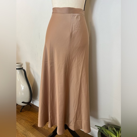 Banana Republic Dresses & Skirts - Banana Republic Chic Beige Maxi Skirt